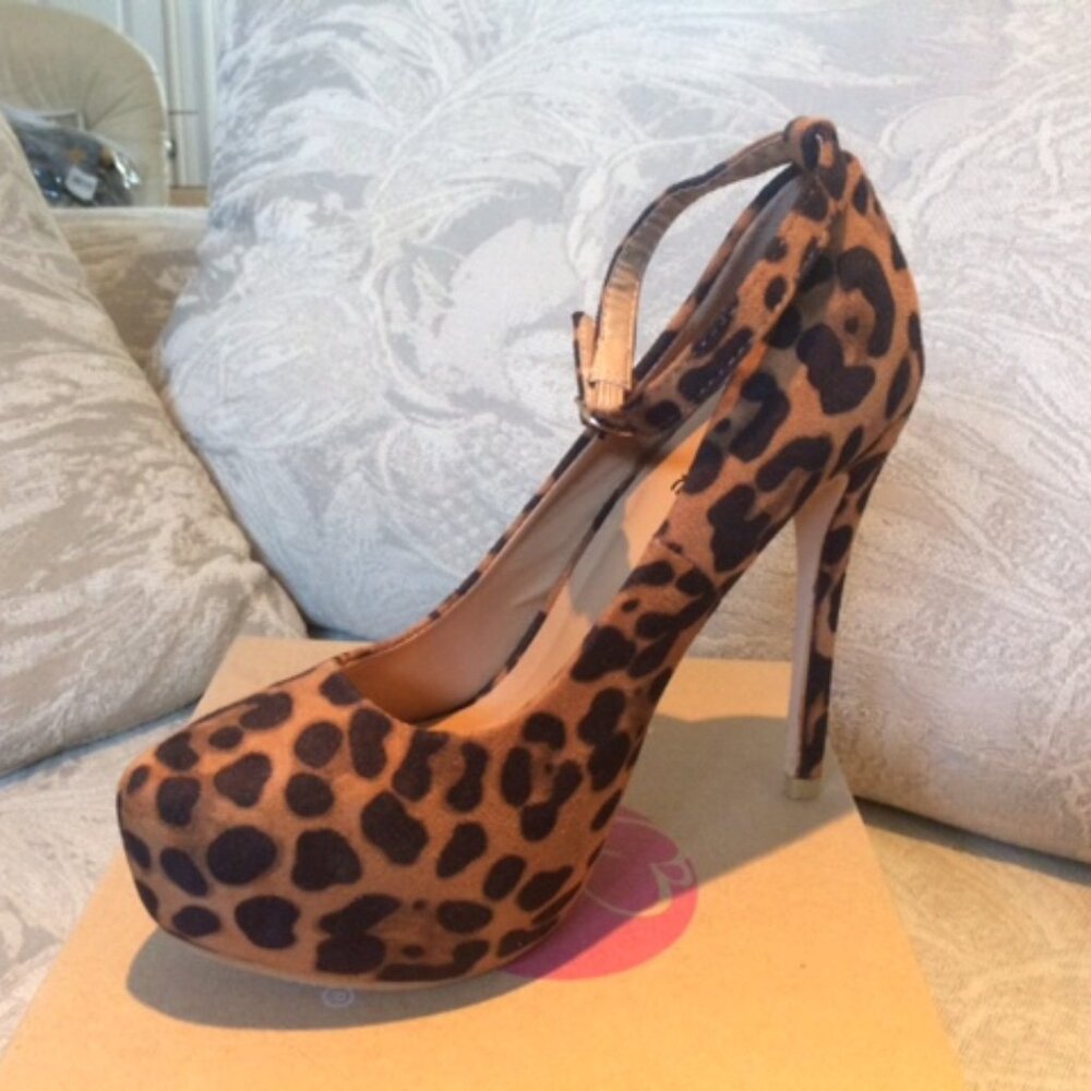 Leopard platform pumps